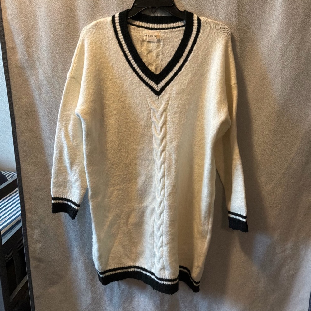 Dreamers V-Neck Sweater in White and Black
